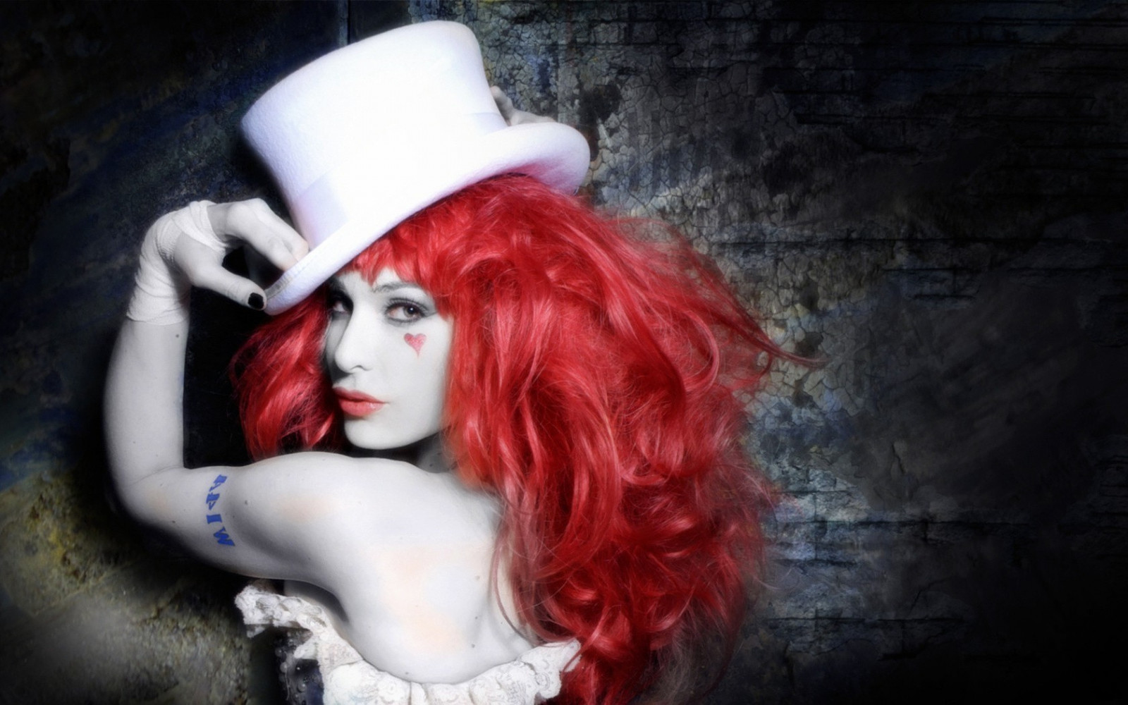 1680x1050_px_Emilie_Autumn_red_Whitehat_women-593394.jpg