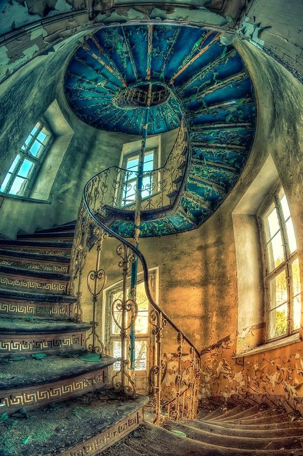 34ea47f6ab12c4c1da6f665308d0edd8--spiral-staircases-spirals~0.jpeg