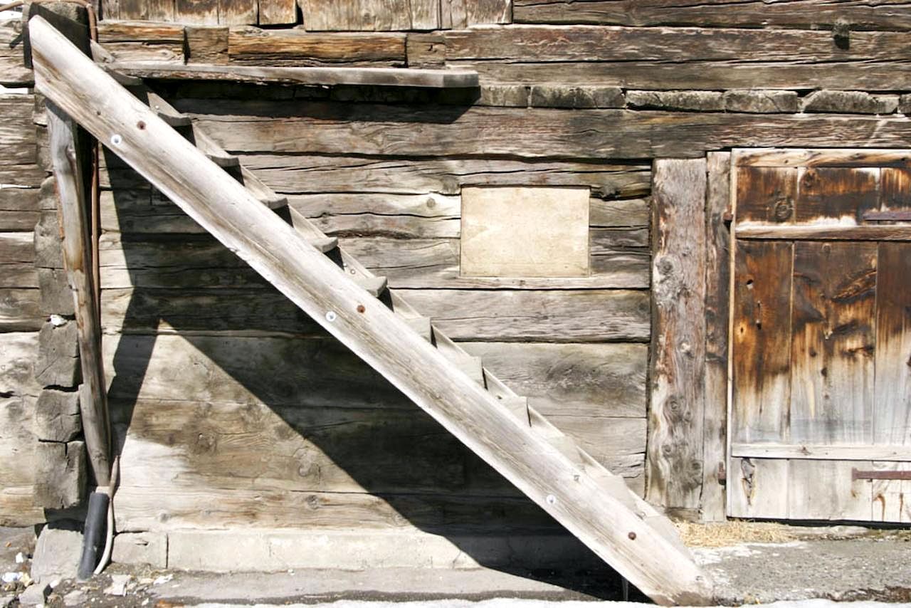 Old_stairs_on_wooden_mill.jpeg