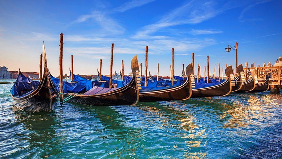 Venice-Sea-with-turquoise-colored-Beautiful-boats-Gondola-HD-wallpaper-915x515.jpg