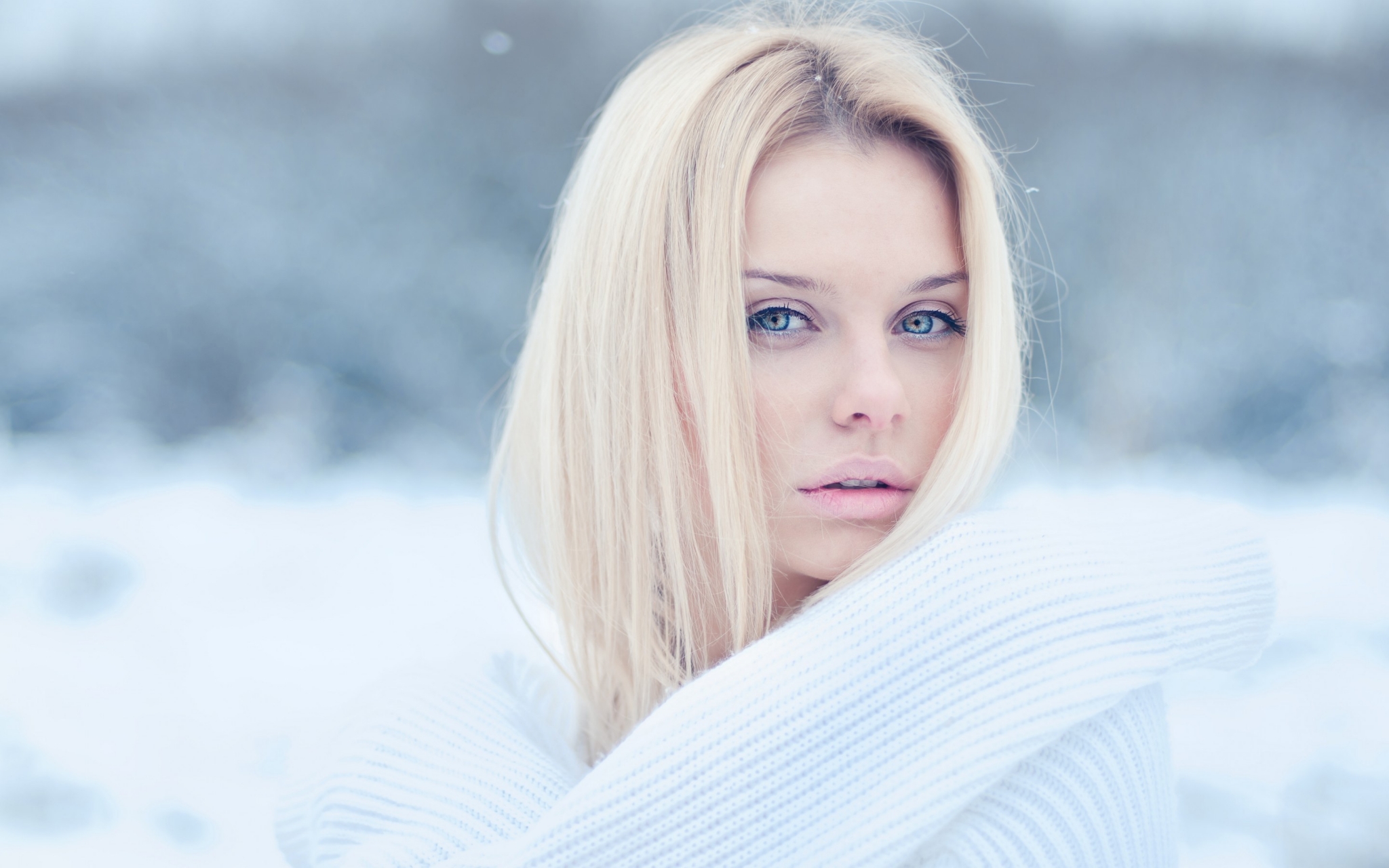 WINTER_SNOW_BLONDE_GIRL_BLUE_EYES~0.jpg