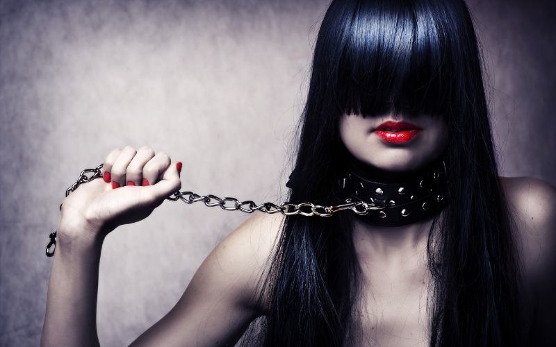 Woman-with-a-BDSM-collar-and-a-leash~0.jpg