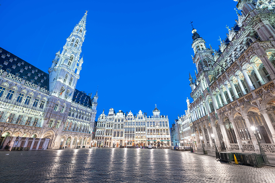 brussels-belgium-plaza-and-skyline-with-the-town-h-ADR89HH.jpg