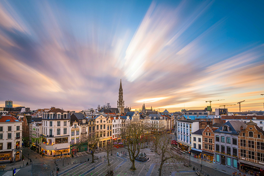 brussels-belgium-plaza-and-skyline-with-the-town-h-AVYRDZX.jpg