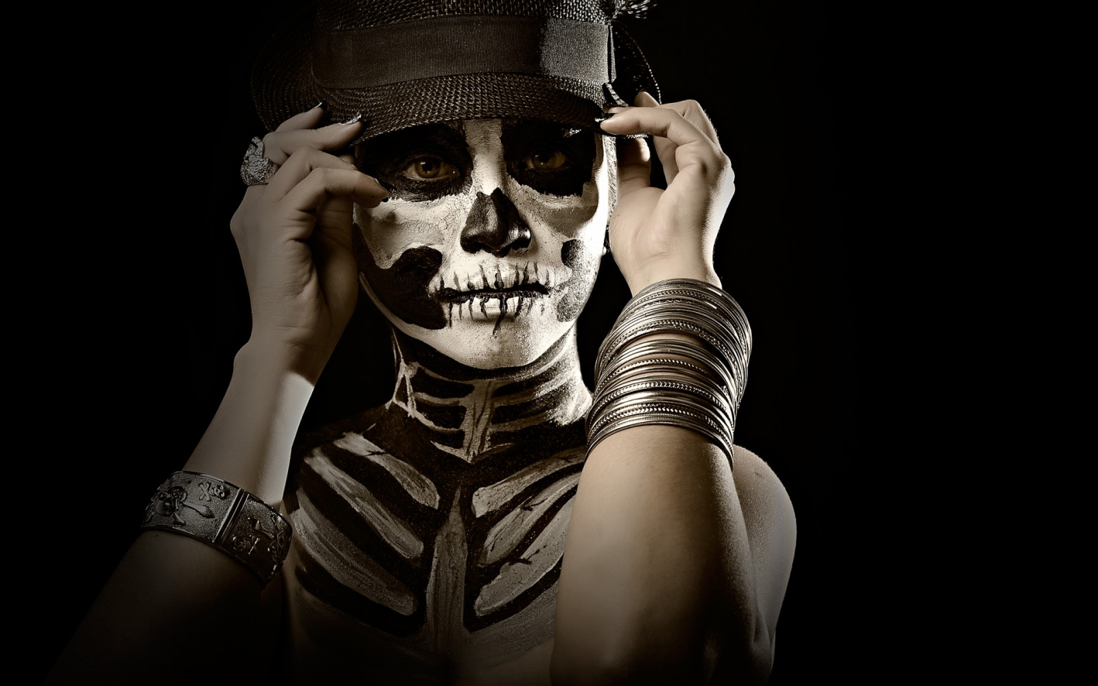 girl_makeup_mask_skeleton_decorations-583395.jpg