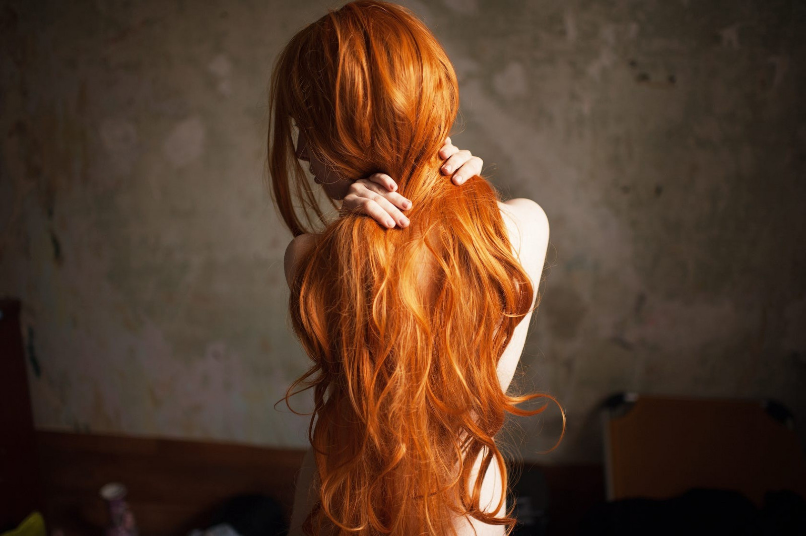 model_back_wall_long_hair_redhead-1142921.jpg