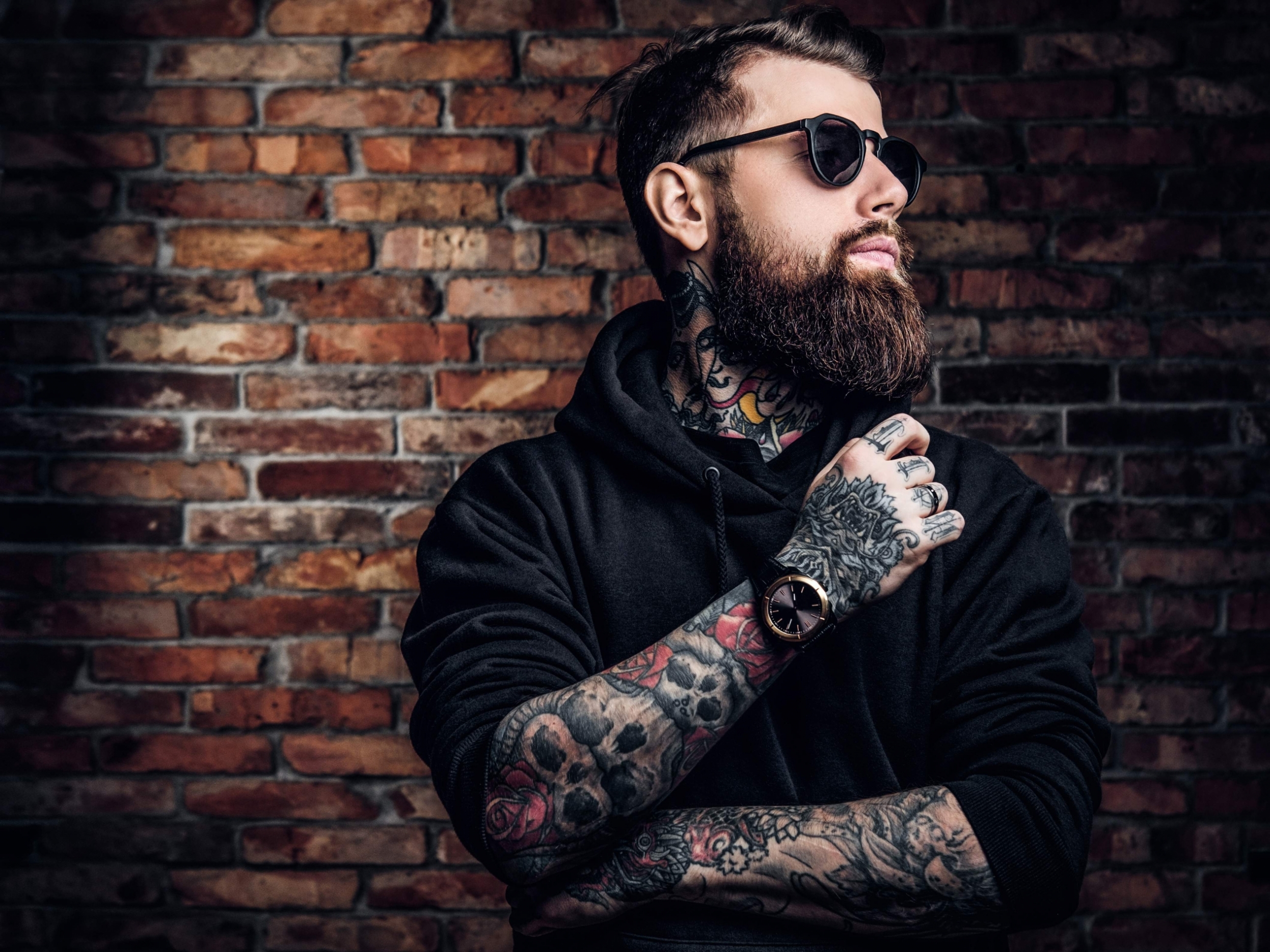 a-stylish-tattooed-guy-in-a-black-hoodie-and-sungl-2021-08-28-02-41-49-utc.jpg