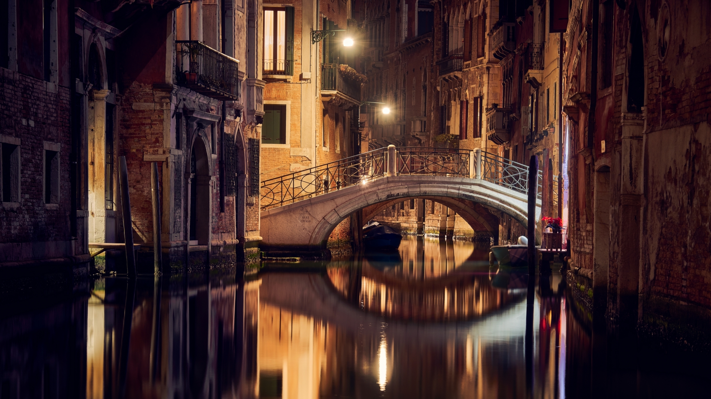 normal_bridge-on-a-canal-at-night-in-venice-LM9CEGX~0.jpg