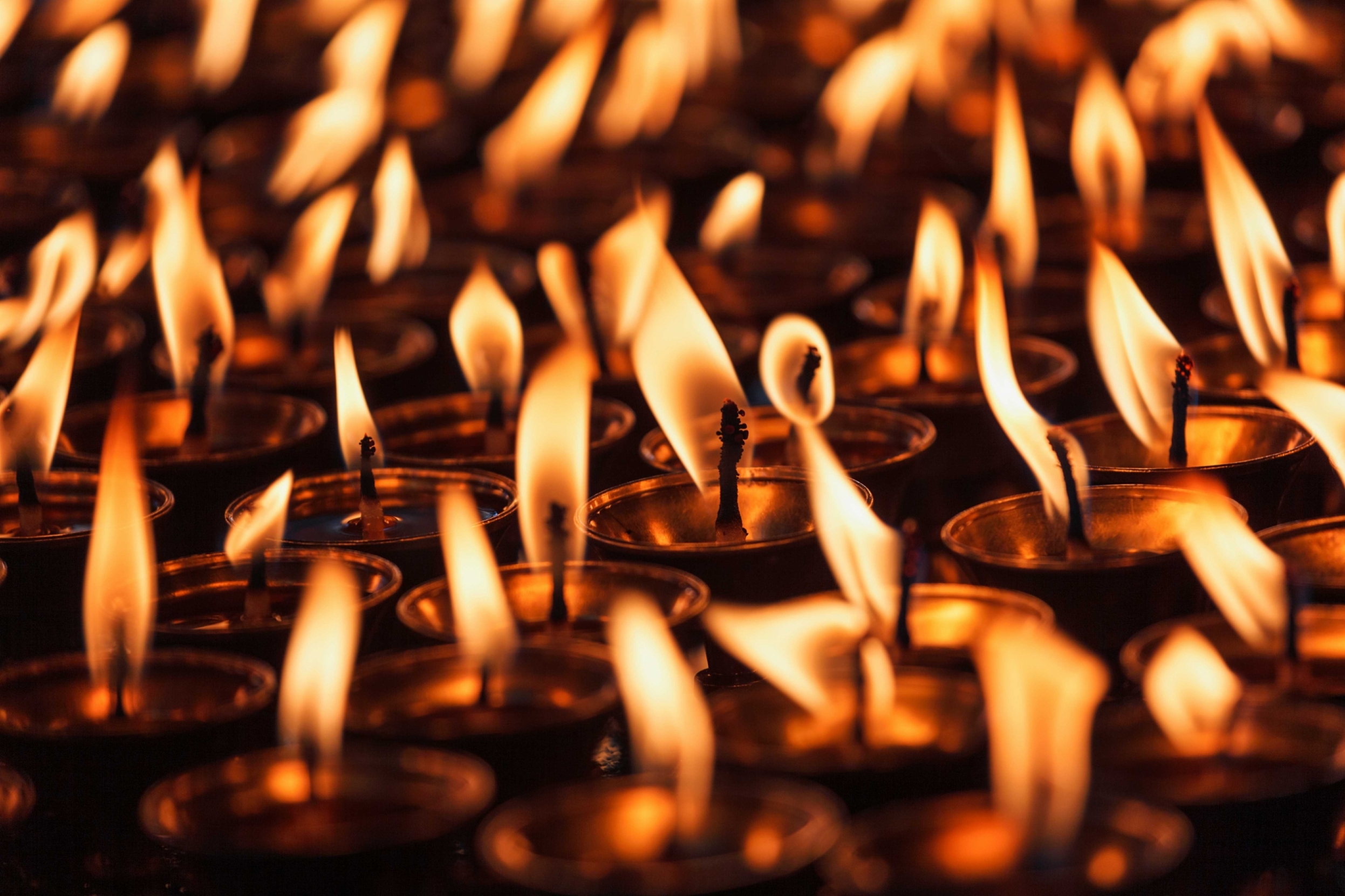 burning-candles-in-buddhist-temple-LDNZQDW.jpg