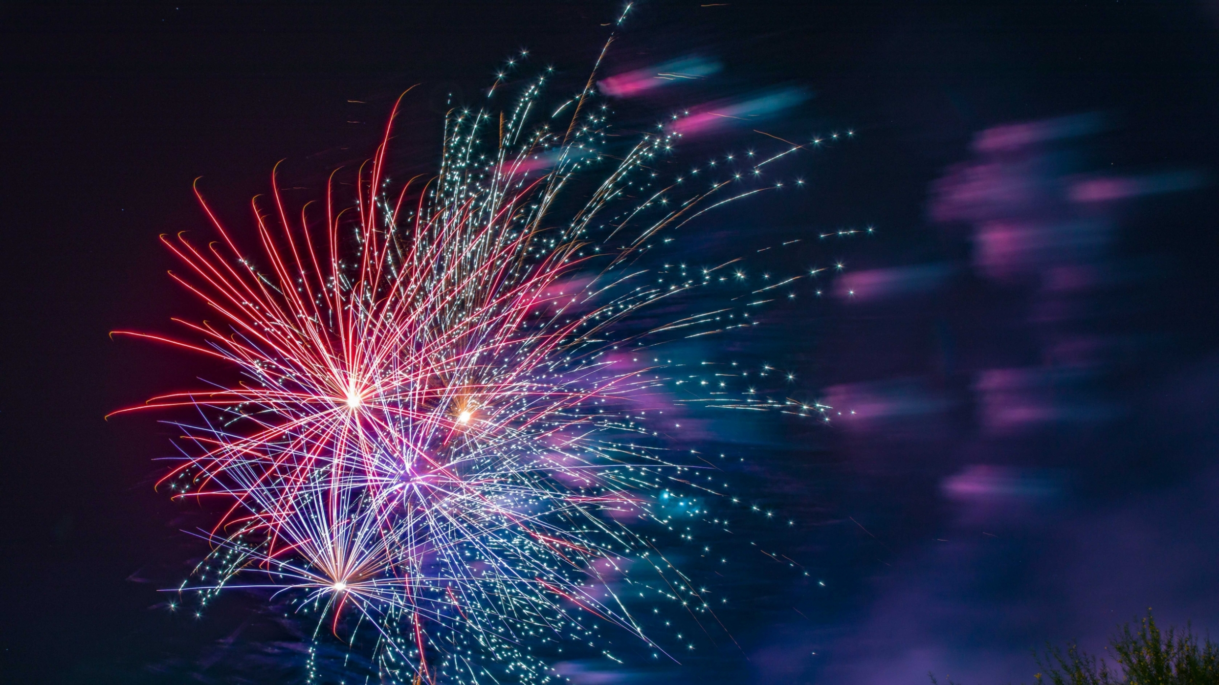 fireworks-up-close-on-fourth-of-july-captured-in-long-exposure-night-sky-celebration-bright-and_t20_2WWoK8.jpg