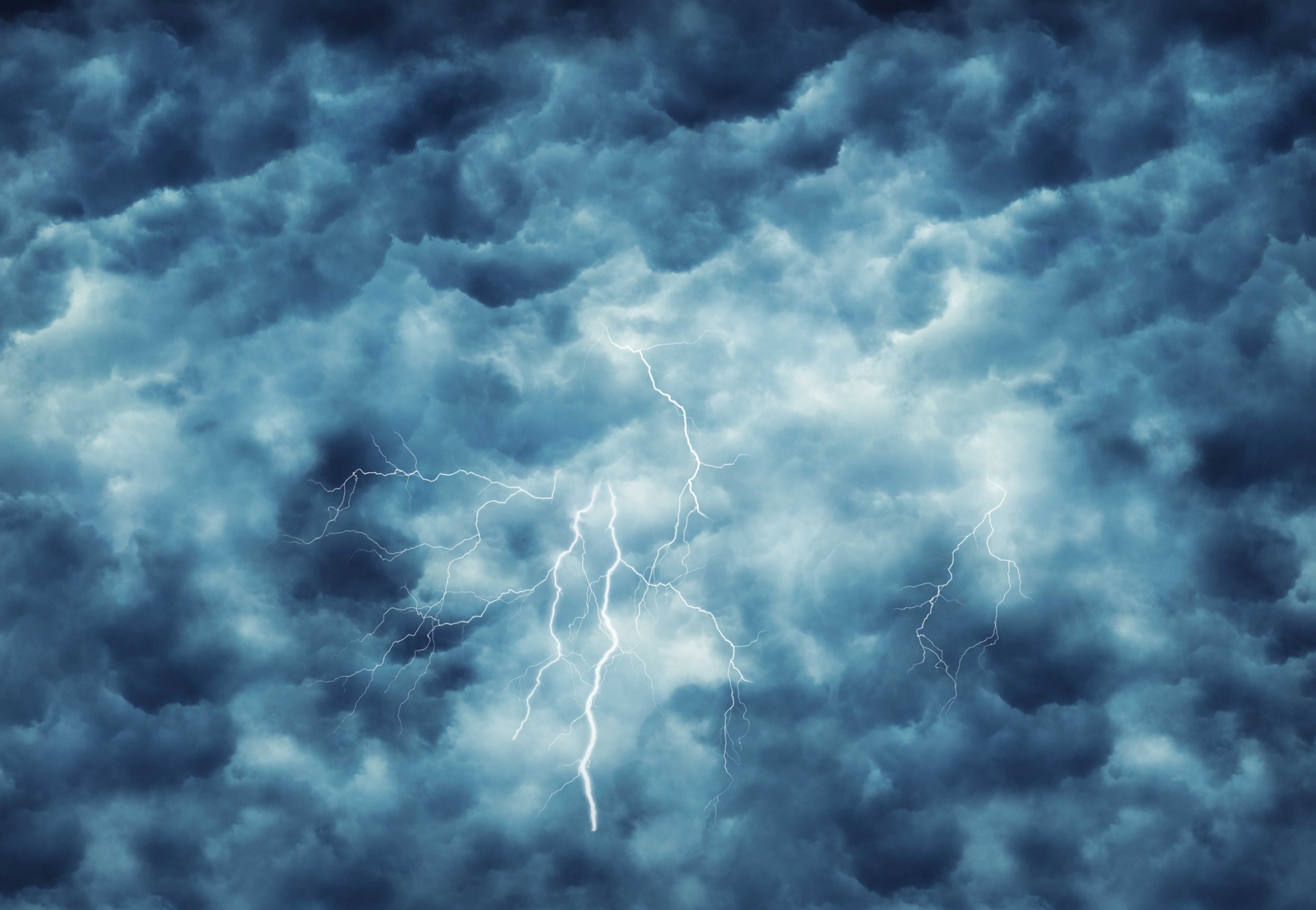 lightning-in-dark-cloudy-sky-5Q2D3NM.jpg