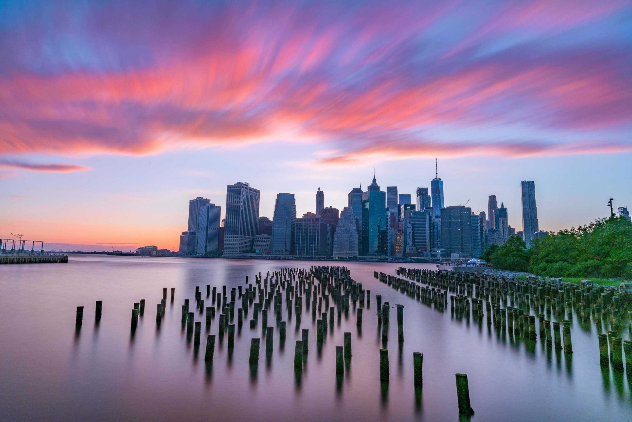 manhattan-skyline-view-from-brooklyn-bridge-park-new-york_t20_NGm817.jpg