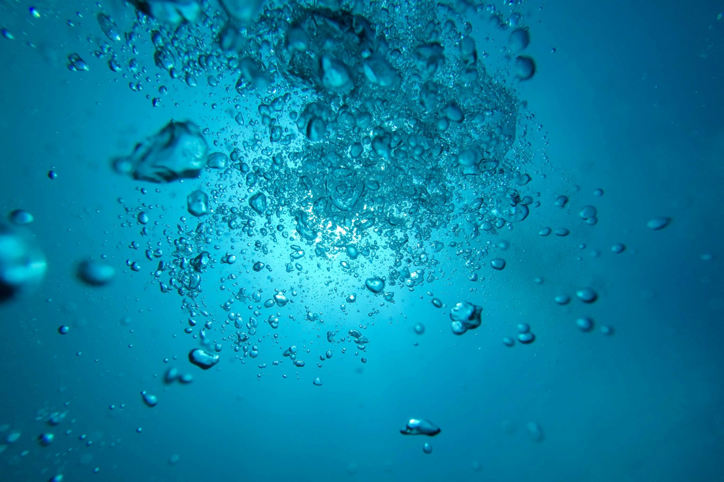 normal_underwater-bubbles-rise-up-towards-the-sun-PZ8J7Y5~0.jpg