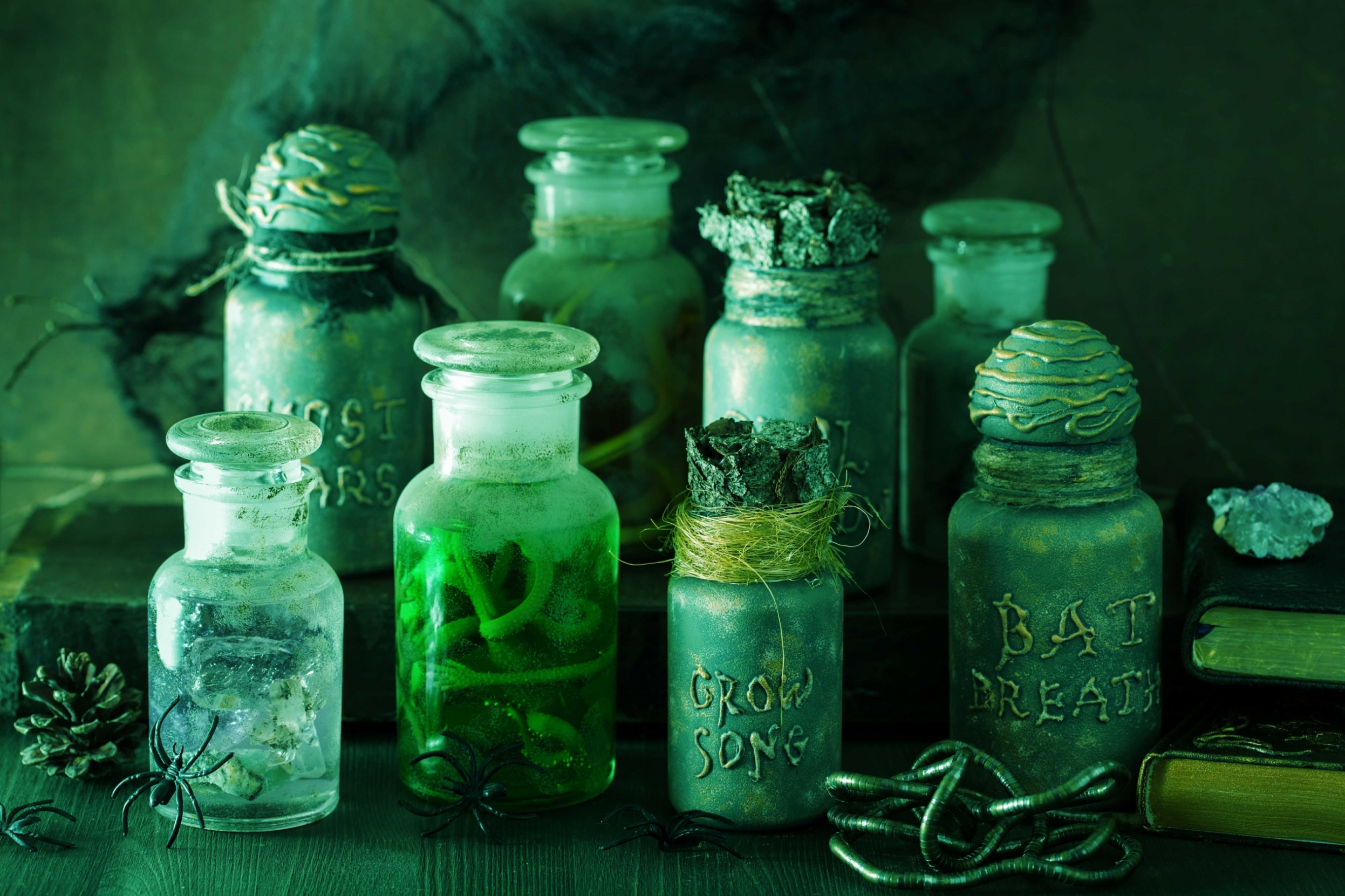 normal_witch-apothecary-jars-magic-potions-halloween-deco-Y8FFP36~0.jpg