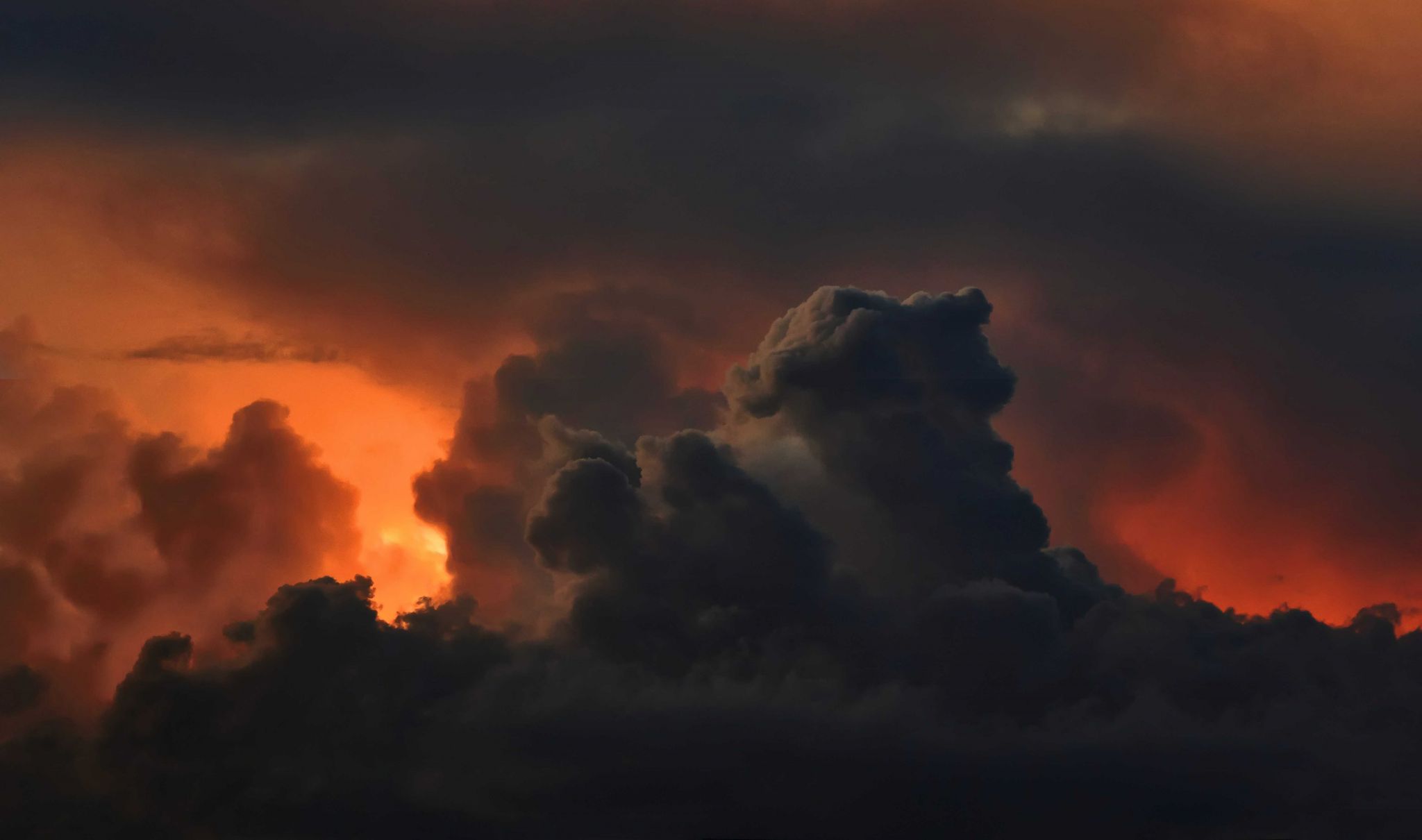 the-dramatic-look-of-the-sky-of-dark-cloud-and-war-36EKE55.jpg