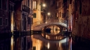 bridge-on-a-canal-at-night-in-venice-LM9CEGX.jpg