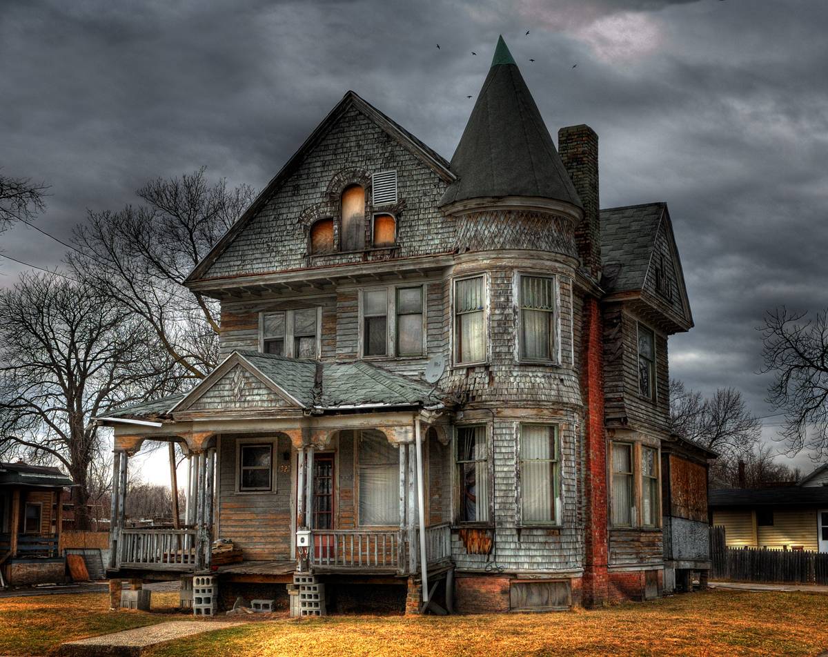 travel-spotting-haunted-house-round-luxury-spotthe_1230412.jpeg