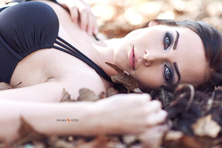 women-model-brunette-lying-down-wallpaper-preview.jpg