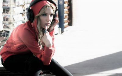 155861-headphones-urban-women-red-sunlight~9.jpg