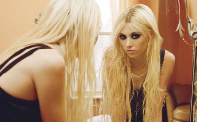 955427-taylor-momsen.jpg