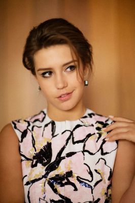 Adele-Exarchopoulos_-Harpers-Bazaar-Germany-2015--03.jpg