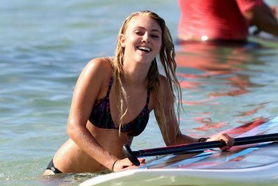 AnnaSophia_Robb_-_Bikini_in_Hawaii_201128529.jpg