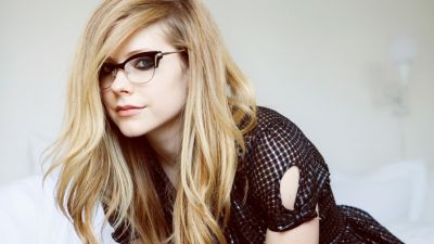 Avril-Lavigne-Family-Pictures-Husband-Kids-Age-Height.jpg