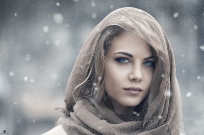 Beautiful-eye-girl-with-scarf.jpeg