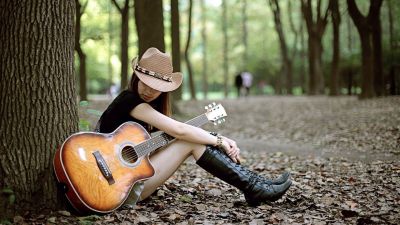 Girl-with-guitar-16~8.jpg