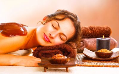 Relaxing-girl-chocolate-massage~8.jpg