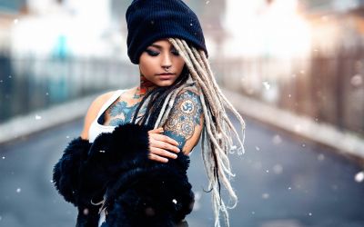 Tattoo-girl-hat-braids-snow_1680x1050~8.jpg