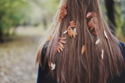 autumn-leaves-in-the-hair_t20_6weRnY~8.jpg