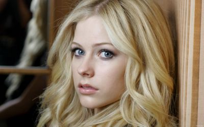 avril-lavigne-haircut-look-mirrow-wallpaper.jpg