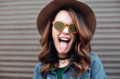 beautiful-brunette-woman-in-sunglasses-smiling-at--KQUYQTW~5.jpg