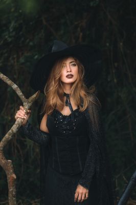 black-witch-costume_t20_gRO0xY~8.jpg