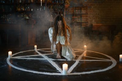 crazy-woman-sitting-in-magic-circle-with-candles-Q3N7NBY~9.jpg