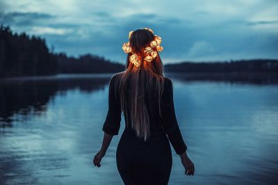 girl-with-light-crown-new~8.jpg