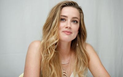 grey-background-amber-heard-wallpaper-high-resolution.jpg