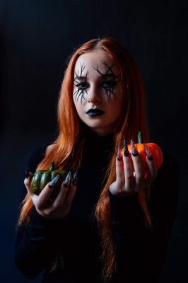 halloween-nail-art-design-woman-hold-pumpkins-beautiful-marble-manicure-on-hands-and-make-up_t20_z3LnnQ~0.jpg