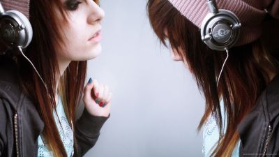 headphones-girl-x2~8.jpg