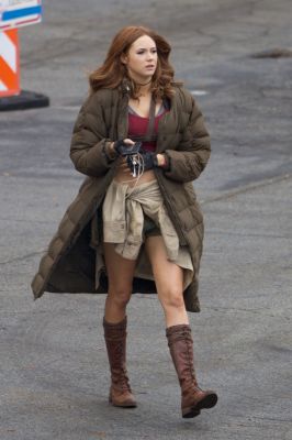 karen-gillan-on-set-of-jumanji-in-atlanta-november-2016-4.jpg