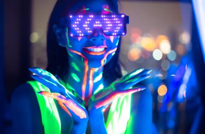 neon-dance-woman-2022-01-29-21-30-55-utc~0.JPG