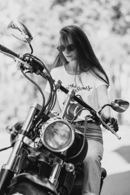 person-motorcycle-woman-girl-frture-transportation_t20_zW0mG4.jpg