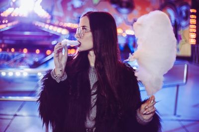 portrait-light-hair-sweet-bokeh-bokeh-lights-woman-model-luna-park-cotton-candy_t20_3JKrR3~9.jpg