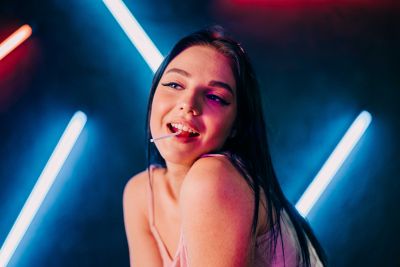 portrait-lips-neon-young-lighensual-club_t20_4dj8ml~5.jpg