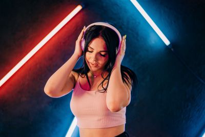 portrait-music-headphones-neon-beauss_t20_az6lEY~5.jpg