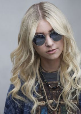 taylor-momsen-arrives-at-bbc-radio-1-in-london_11.jpg