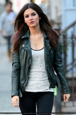 victoria-justice-filming-eye-candy-pilot-in-new-york-city_3.jpg