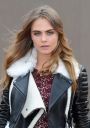 cara-delevingne-at-burberry-fashion-show-in-london_21.jpg